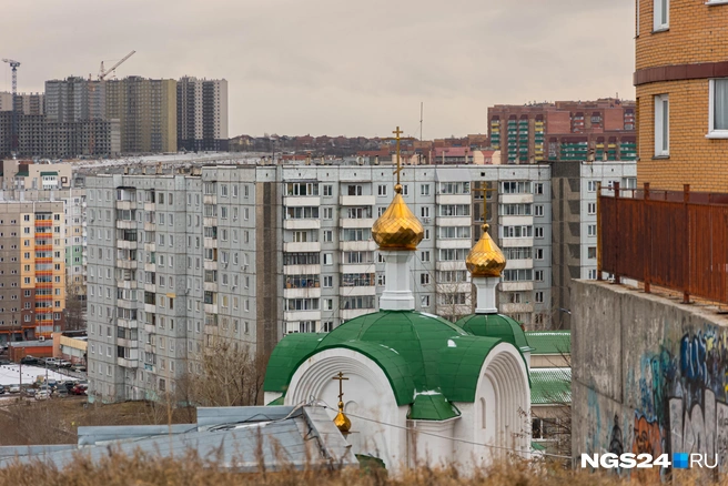 Рядом расположена Церковь прихода святого Семейства | Источник: Мария Ленц / NGS24.RU