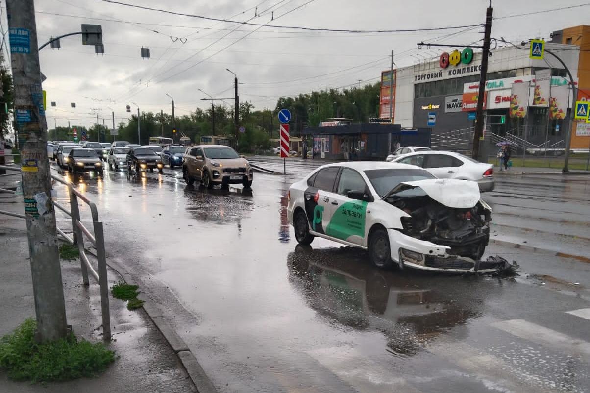 В Челябинске в столкновении автомобилей на Копейском шоссе пострадали  женщина и трое детей - 15 июля 2023 - 74.ру