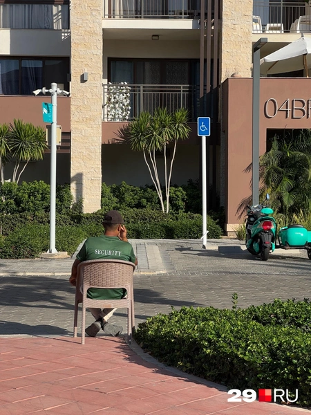 Жилые комплексы здесь охраняются, везде стоят шлагбаумы, людей пускают по QR-кодам или по Face ID | Источник: Валерия Богатырёва / 29.RU