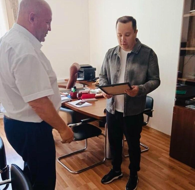 Александр Волчек получает благодарственное письмо | Источник: Администрация Читы / Telegram