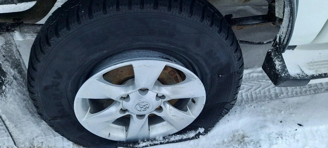 Так спускает колеса неизвестный в поселке | Источник: Подслушано | ВИНЗИЛИ / Vk.com