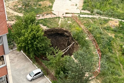Грунт провалился: видео огромной ямы в Ленинском районе