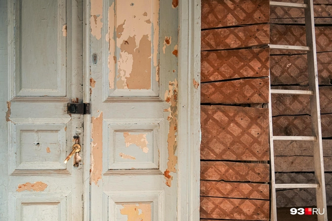Входную дверь ребята отреставрируют | Источник: Дарья Паращенко / 93.RU