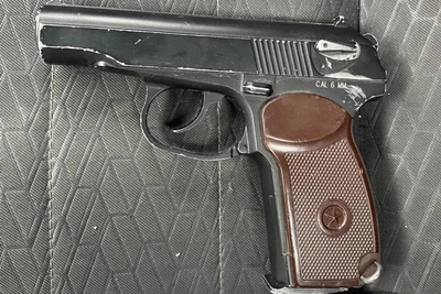 Таксист с пистолетом заблокировал машину в Петербурге