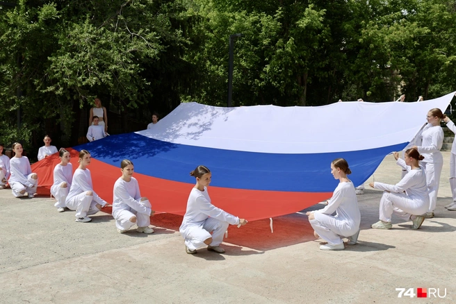 Полотно в длину — 8 метров | Источник: Михаил Шилкин