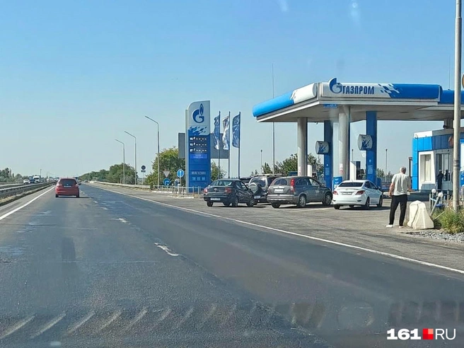 Водители стоят, но на заправке выставлены красные шашки&nbsp;— бензина нет | Источник: читатель 161.RU