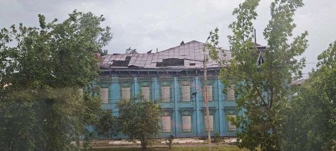 Ветер срывал крыши и валил деревья. В Иркутской области почти 40 тысяч человек остались без света после урагана | Источник: САЯНСК. ЗИМА / T.me