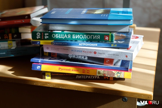 Многие молодые педагоги уходят из школ, не справившись с большой нагрузкой | Источник: Алексей Волхонский / V1.RU