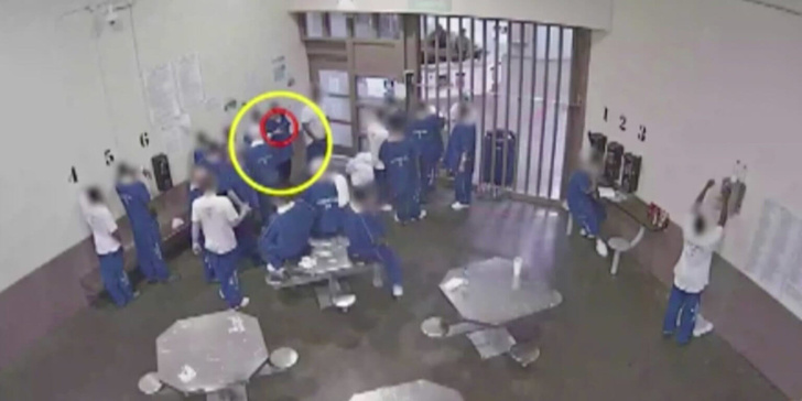 Американские заключенные пытаются заразить друг друга COVID-19, чтобы получить УДО (видео)