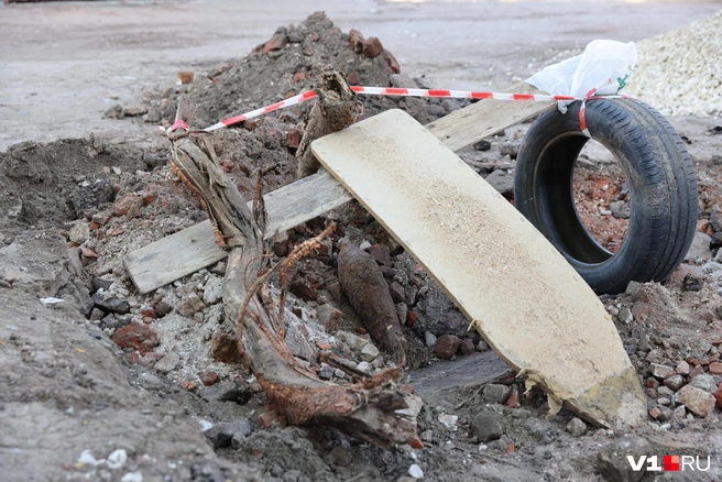 Боеприпас нашли, когда закапывали траншею | Источник: Алексей Волхонский / V1.RU