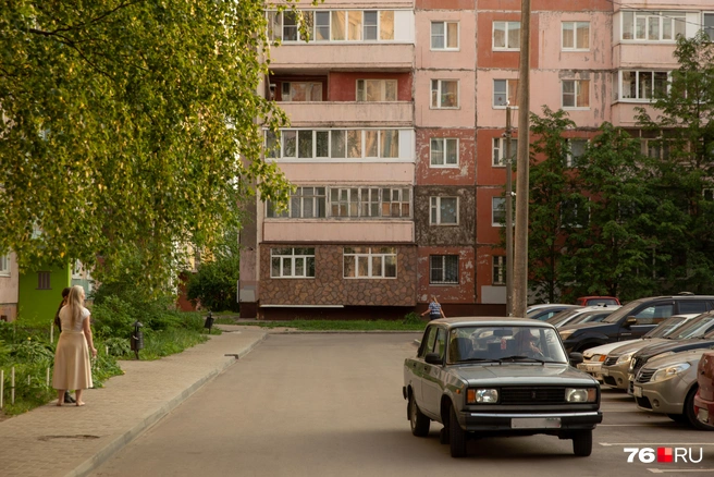 Вечером со свободными местами на парковке трудно | Источник: Кирилл Поверинов / 76.RU