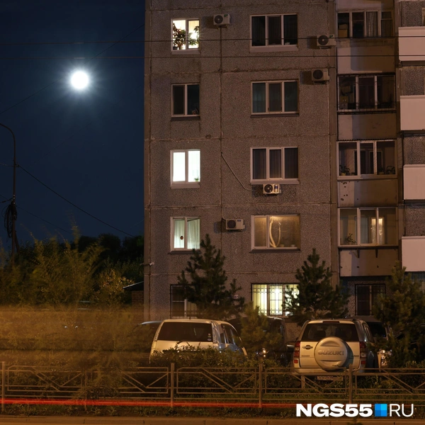 Луна была похожа на солнце, особенно это видно на кадрах издалека | Источник: Евгений Софийчук / NGS55.RU