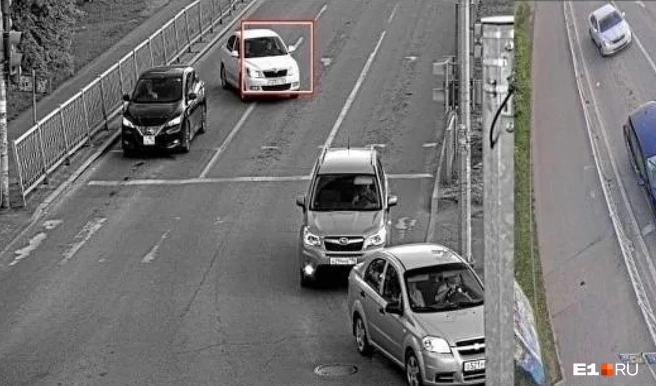На снимке тот самый момент, когда белая Skoda смещается в соседнюю полосу, нарушая тем самым правила разметки | Источник: читатель E1.RU