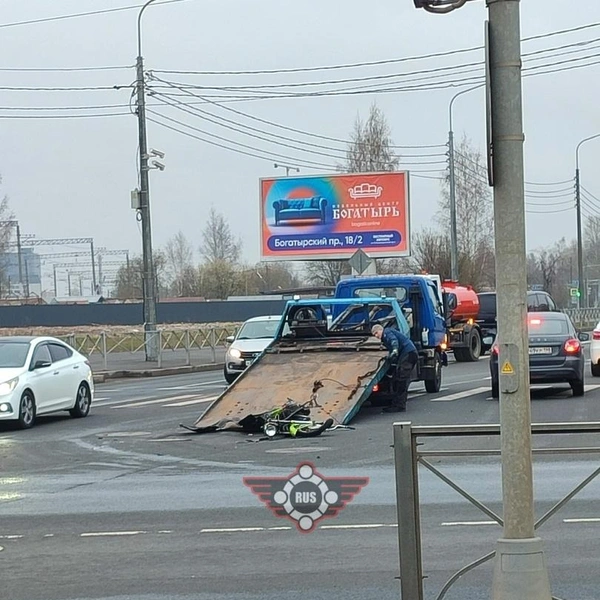 Особенное ДТП на Дальневосточном: ретромотоцикл против дипломатического «Мерседеса» | Источник: «Мотосолидарность СПб»