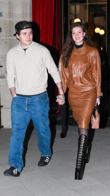 Назад в нулевые: Никола Пельтц в кожаном костюме, который возглавил тренды 2023 года | marieclaire.ru