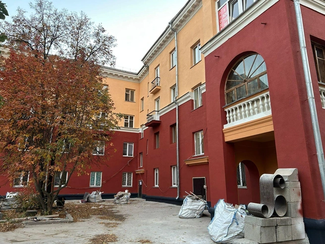 Архитекторы беспокоятся, что после капремонта с исторических домов пропадает лепнина, и меняют свой внешний вид другие элементы фасада | Источник: Светлана Бакшеева