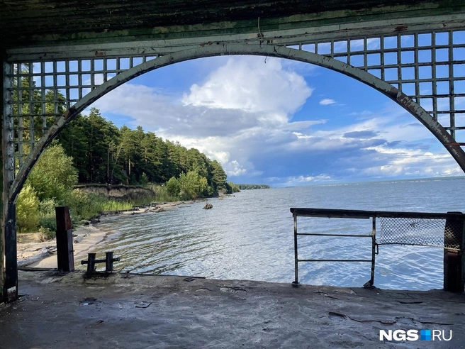 Именно здесь, в арке чаще всего устраивают фотосессии и видео-съемки | Источник: Алёна Золотухина / NGS.RU