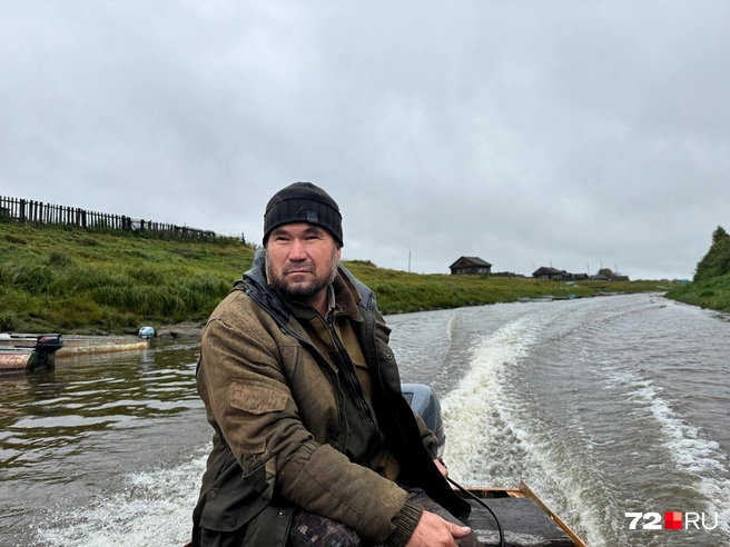 Из Лайтамака до деревни больше получаса добираемся на моторной лодке. Если нужно в магазин или требуется медицинская помощь — до того как появится зимник, путь только по воде | Источник: Семен Громов/72.RU
