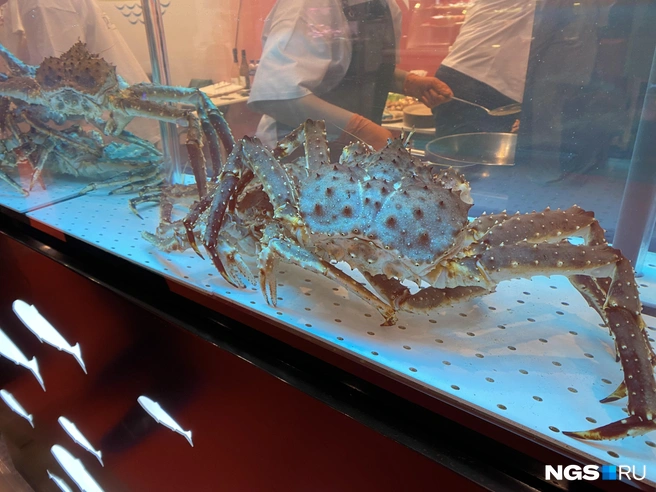 Крабы на стенде сети и производственной компании «Рыбный день» | Источник: Стас Соколов / NGS.RU