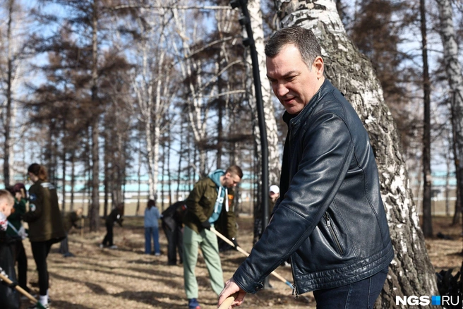 Мэр убирался в парке «Арена» возле ЛДС | Источник: Александр Ощепков / NGS.RU