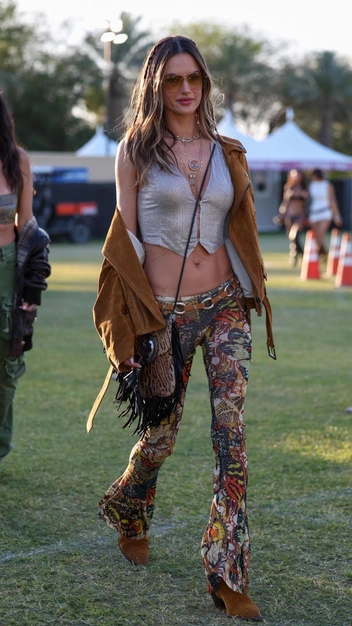 Алессандра Амбросио появилась на Coachella в ультрамодном образе и показала отличный вкус | marieclaire.ru