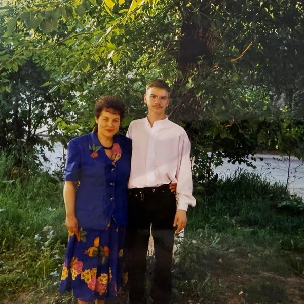 Одиннадцатиклассник Эдуард Соснин с классной руководительницей Ларисой Самсоновной Колесниковой | Источник: Эдуард Соснин / Telegram
