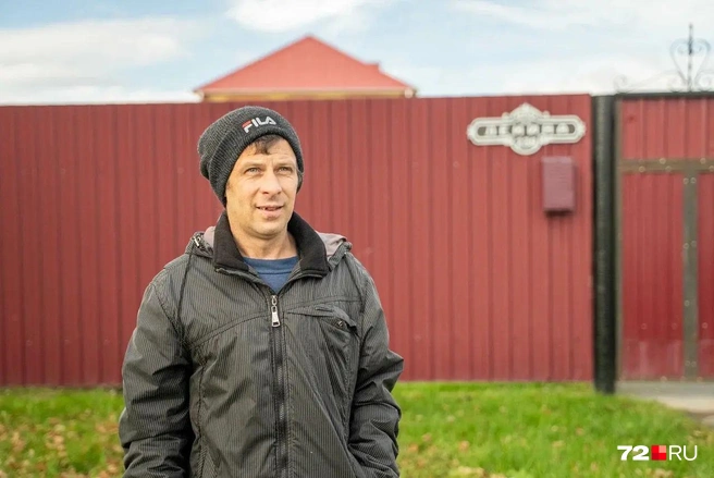 Иван у участка, где он раньше жил с дедом. Сейчас тут коттедж бывшего главы района | Источник: Илья Чикотин / 72.RU