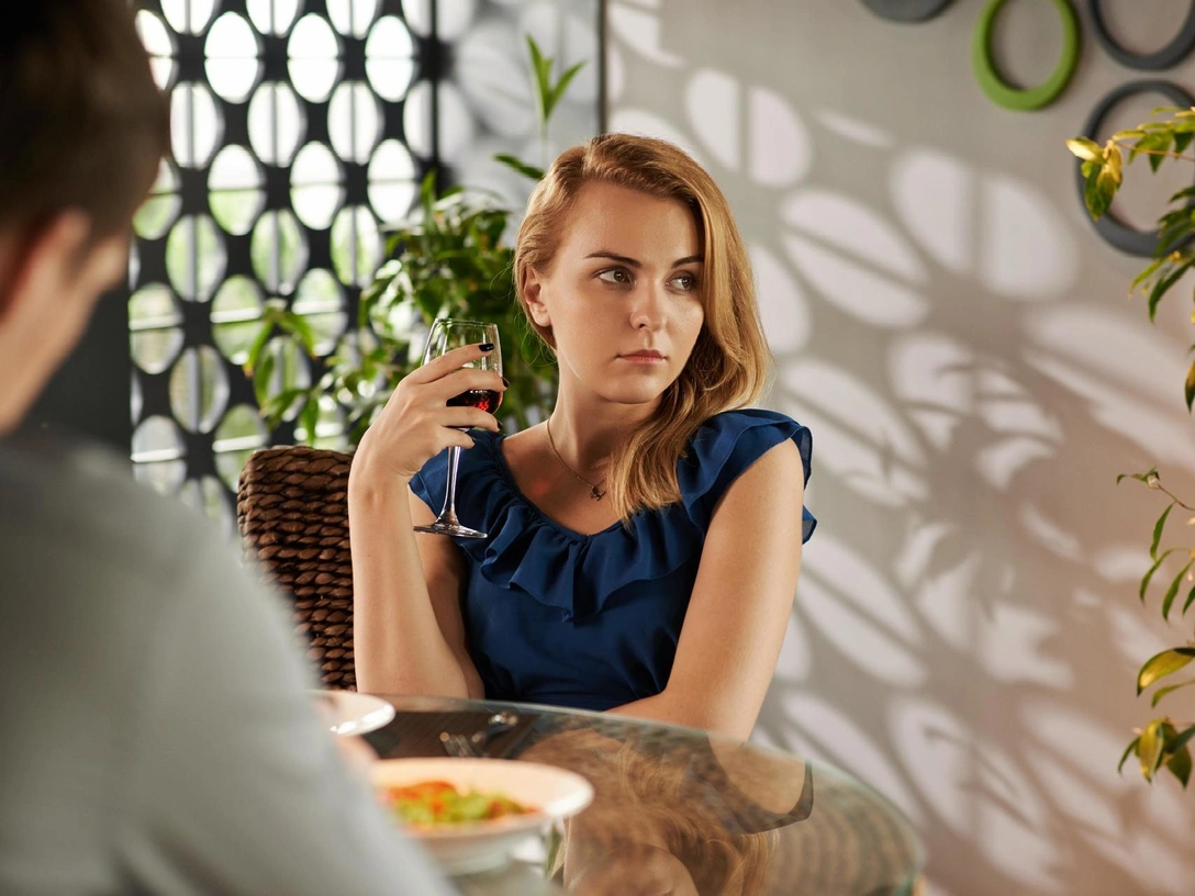 «Медленный развод»: что такое фаббинг, и как он разрушает ваши отношения | marieclaire.ru