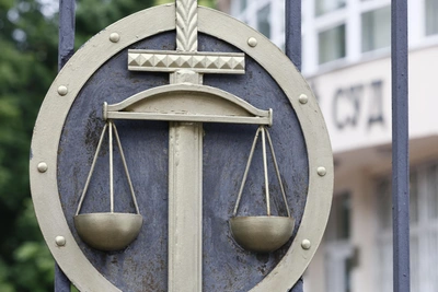 С обвиненного во взятке полицейского требуют миллионы и землю