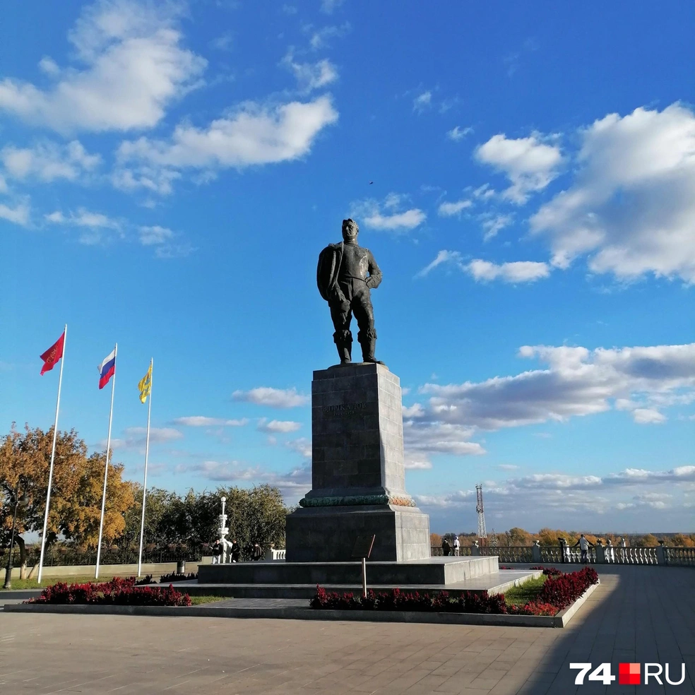 В Нижнем Новгороде, кстати, Чкалов стоит лицом к реке, тут&nbsp;— к улице | Источник: Дарья Милославская