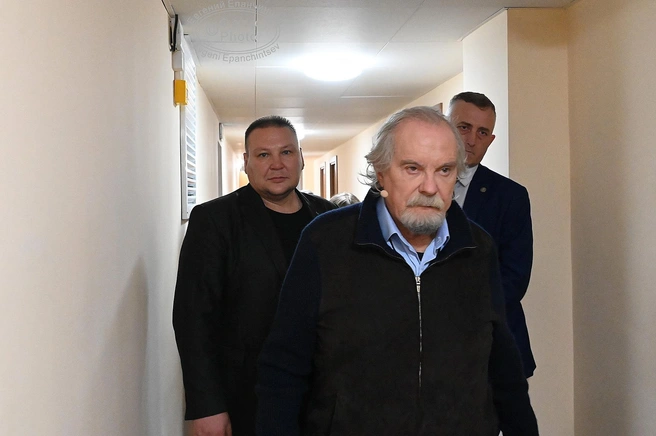 Никита Михалков идёт на сцену | Источник: Евгений Епанчинцев