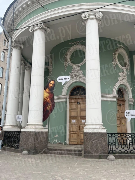Бушующий в Петербурге ветер порвал Иисуса. Его обещали починить | Источник: Кира Зубкова / «Фонтанка.ру»