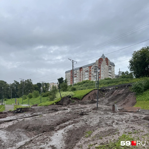 Склон рядом с мостом обрушился | Источник: Илья Шаулов, читатель 59.RU
