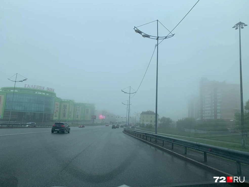 На мосту тоже плотный туман | Источник: читатель 72.RU