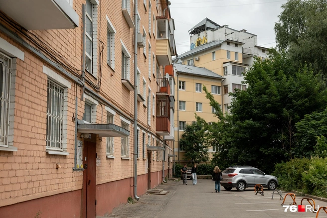 Если зайти во двор, на крыше здания можно увидеть граффити | Источник: Александр Куренной / 76.RU