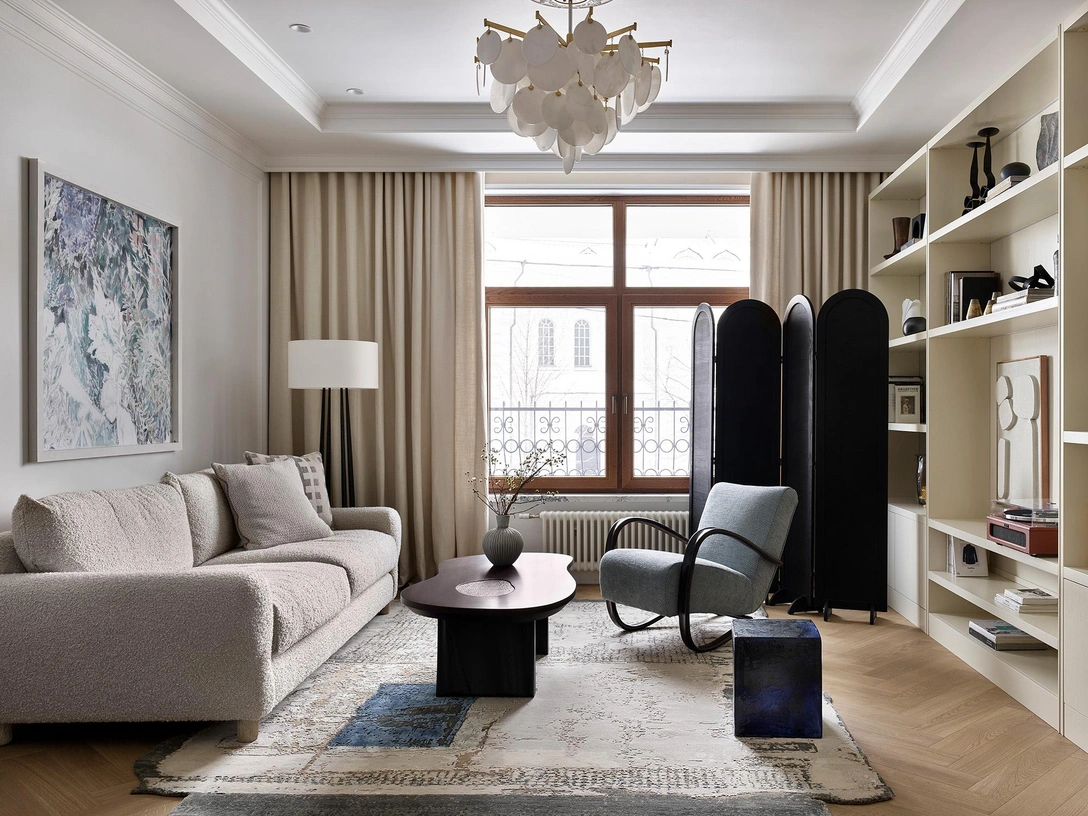 Диван, Bernhard. Торшер, Visual Comfort. Люстра Serenity, Hudson Valley. Ширма, Uclad. Кресло винтажное, Halabala. Столик, Polina Pidzan. Ковер, Dovlet House. Табурет-куб, Modenature. Портьеры, «Касается Дома». Картина, Лена Марру. | Источник: Сергей Ананьев. Стиль: Даша Соболева