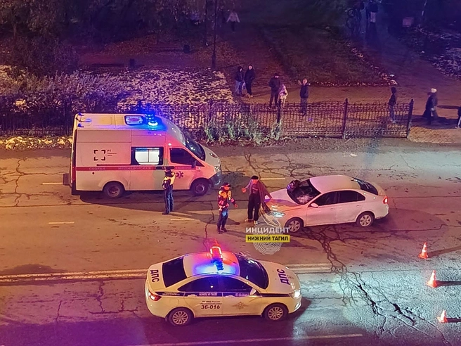 Очевидцы рассказали, что женщина пыталась подняться самостоятельно и переживала за ребенка | Источник: Инцидент Нижний Тагил / Vk.com