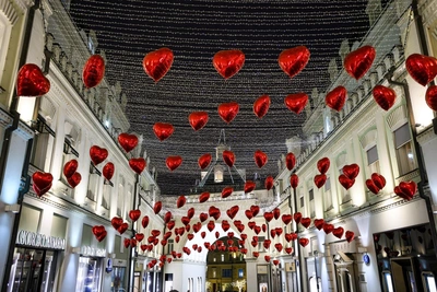 Депутаты о Дне святого Валентина: запрещать не нужно