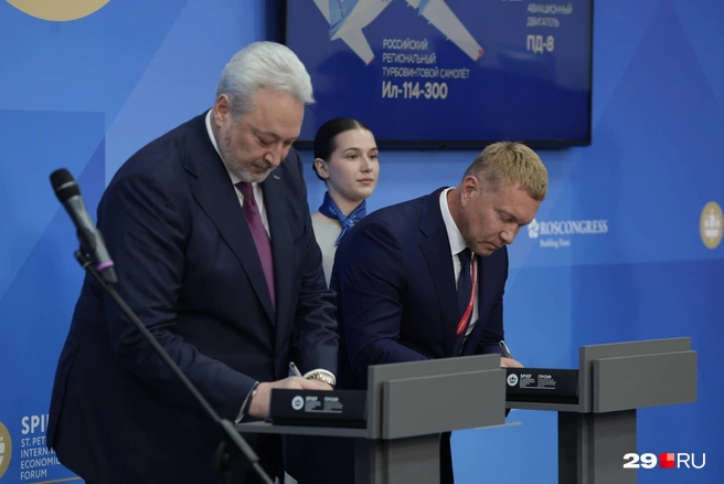 Слева&nbsp;— директор Государственной транспортной лизинговой компании Михаил Парнев, справа&nbsp;— Константин Абрамов, и.&nbsp;о. генерального директора «2-го Архангельского объединенного авиаотряда» | Источник: Дмитрий Толстошеев / Городские медиа