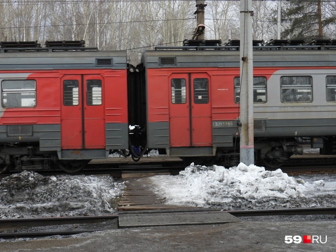 Останавливающиеся поезда блокируют пешеходный переход между путями | Источник: Кирилл Хафизов