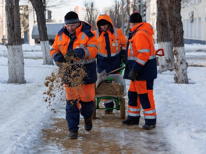Обработка улиц песком проводится в основном в центре | Источник: Алексей Волхонский / V1.RU