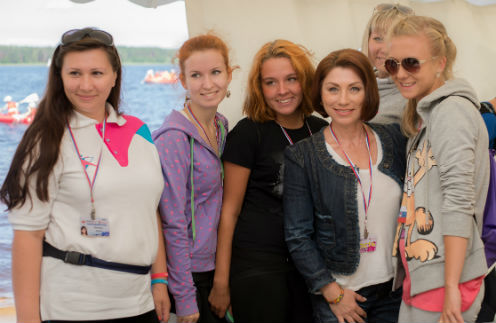 Роза Сябитова с участниками молодежного форума «Селигер»