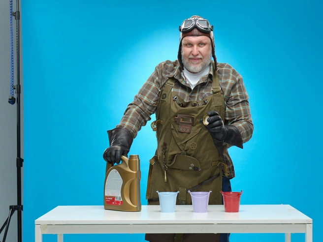 Ведущий признаётся, что ему жалко все машины, потому что он обожает автомобили | Источник: пресс-служба телеканала «ЧЕ!»