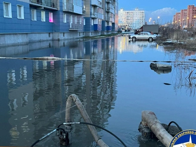 Спасатели откачивали воду в новосибирском дворе | Источник: спасатели МАСС