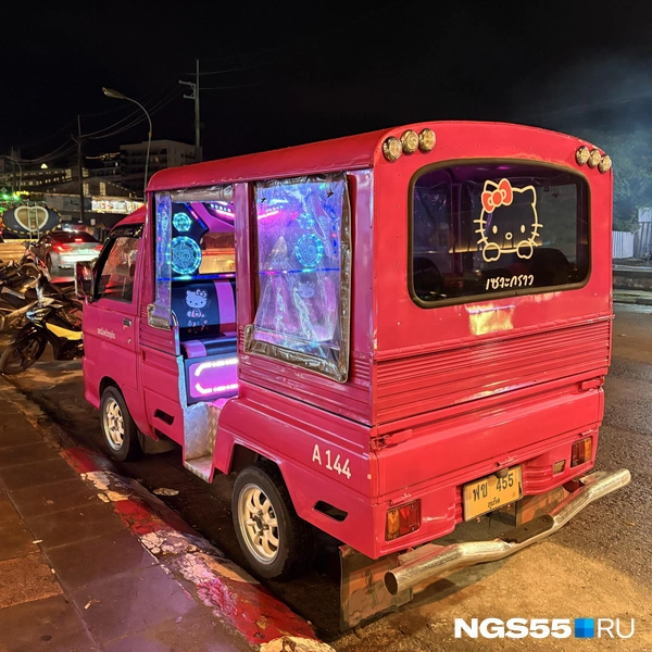 Тук-тук аж светится в ожидании пассажиров | Источник: Тамара Башаева / NGS55.RU