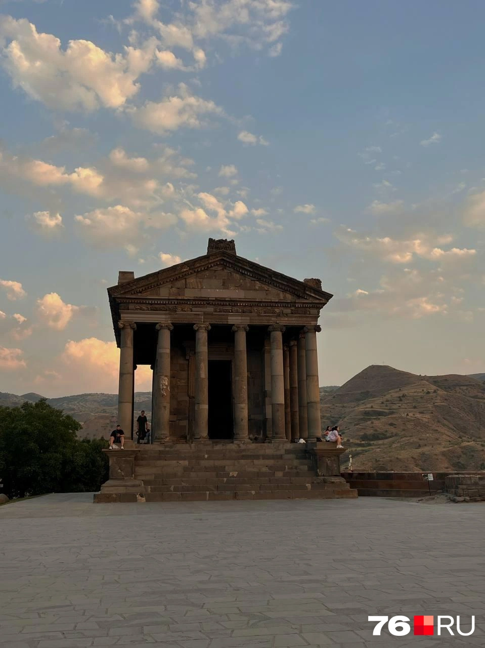 Вечером храм подсвечивается  | Источник: Кристина Геворкян / 76.RU