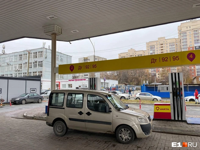 На АЗС Varta большого скопления машин не замечено. Возможно, всё дело в ценах | Источник: Ирина Порозова / E1.RU