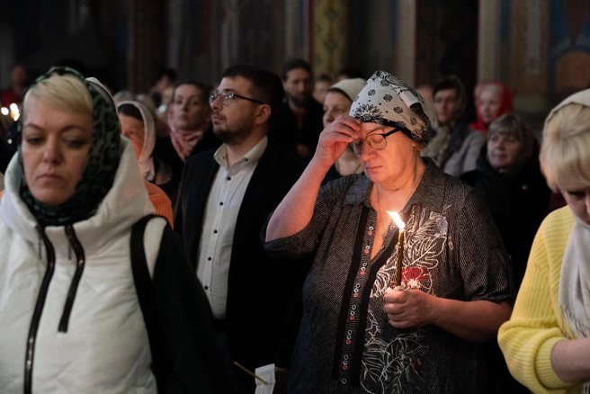 Обычно ночная служба на Пасху длится около четырех часов | Источник: Евгений Горбачев / NGS42.RU