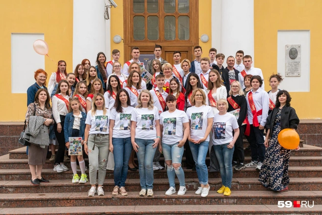 Ребята и родители построились по просьбе нашего фотографа | Источник: Сергей Федосеев