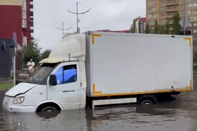 Улицу Артамонова в Тюмени затопило по колено — видео